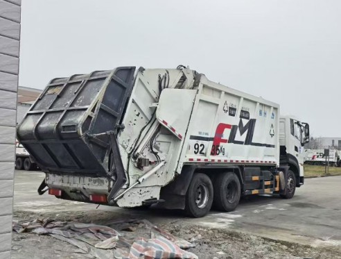 二手东风天龙后双桥22方压缩垃圾车_二手福龙马压缩垃圾车