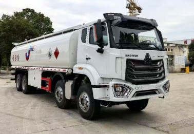 出口型重汽豪沃前四后八油罐车_出口型重汽豪沃35方油罐车