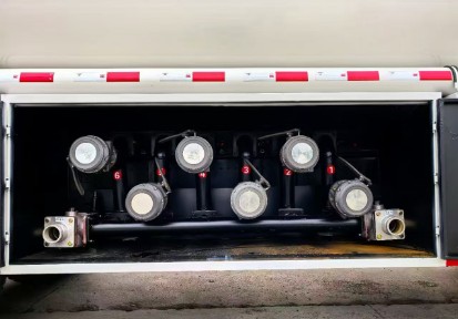出口型重汽豪沃前四后八油罐车_出口型重汽豪沃35方油罐车