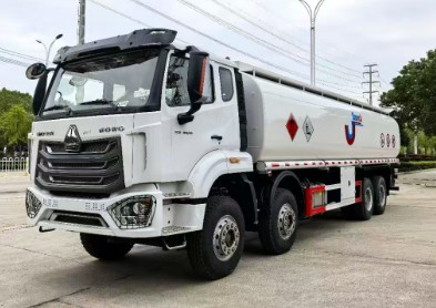 出口型重汽豪沃前四后八油罐车_出口型重汽豪沃35方油罐车