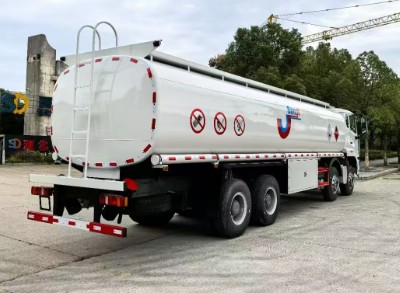 出口型重汽豪沃前四后八油罐车_出口型重汽豪沃35方油罐车