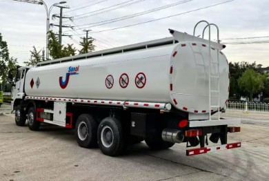出口型重汽豪沃前四后八油罐车_出口型重汽豪沃35方油罐车