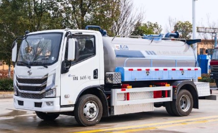 上汽跃进纯电动吸粪车_5.2方纯电动吸粪车