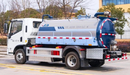 上汽跃进纯电动吸粪车_5.2方纯电动吸粪车